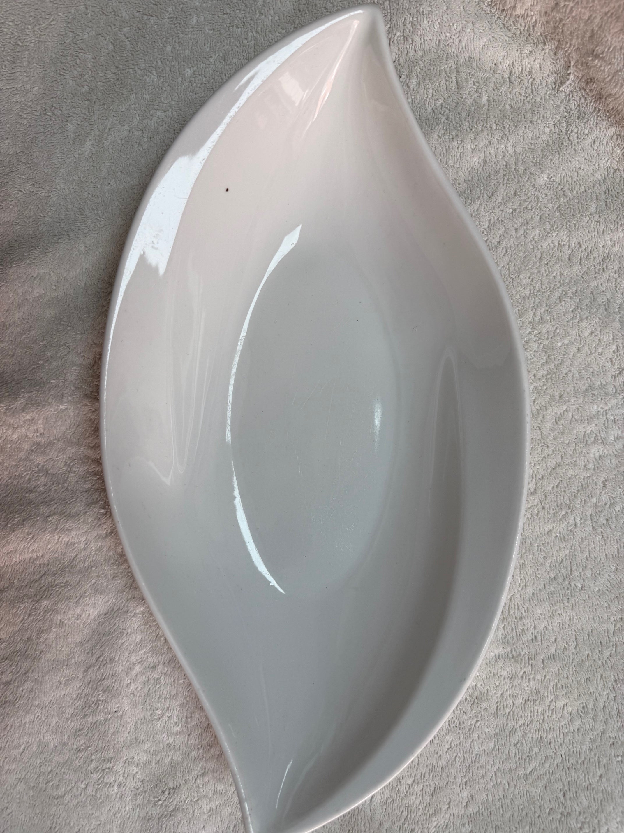 White Ceramic Leaf-Shaped Serving Dish (Large)