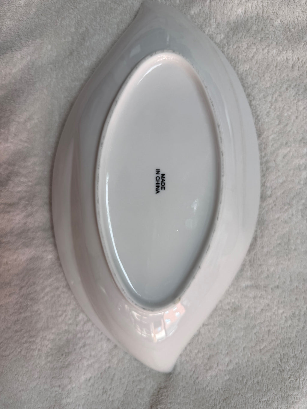 White Ceramic Leaf-Shaped Serving Dish (Large)