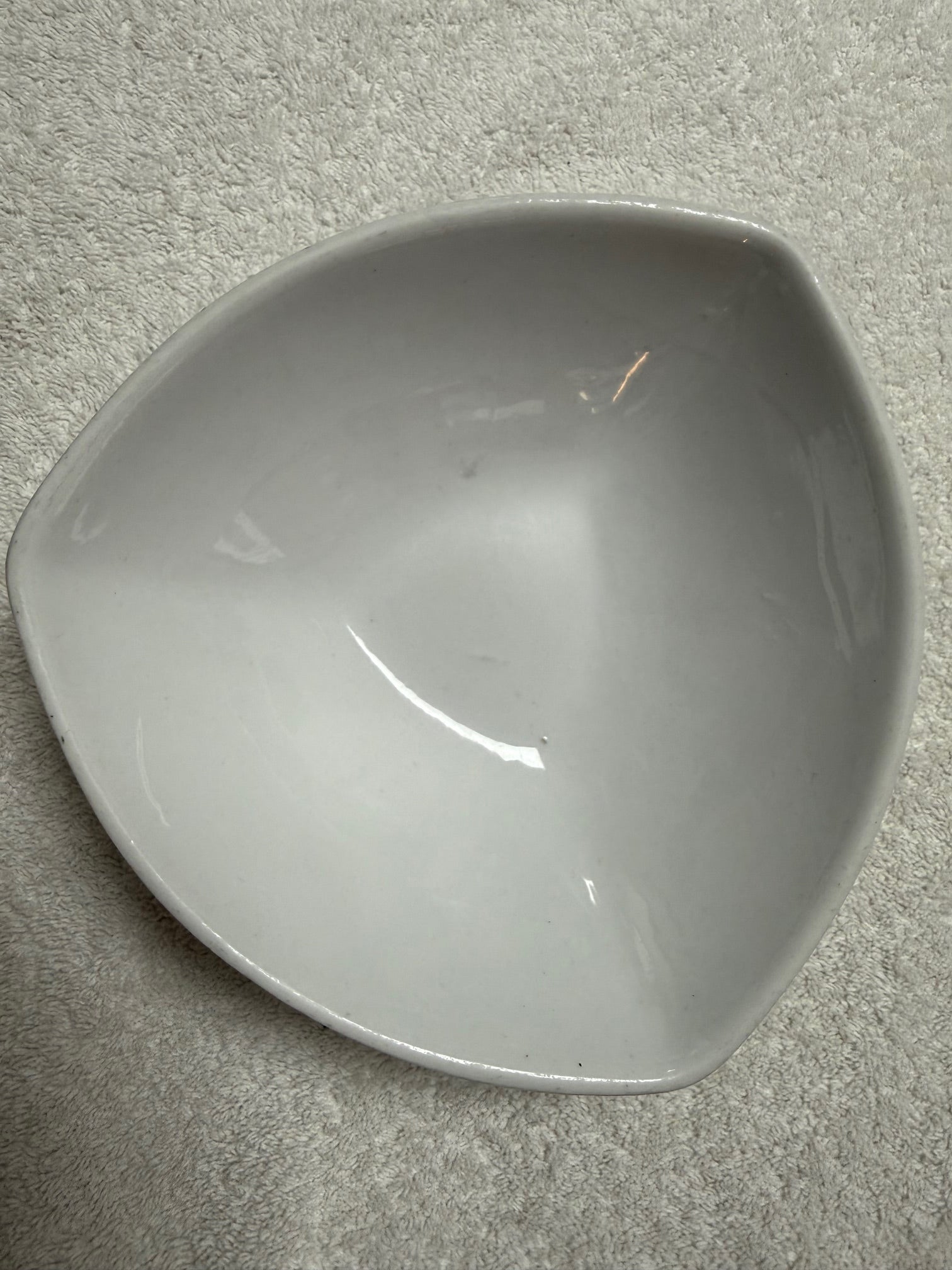 White Triangular Ceramic Bowl – Modern Design