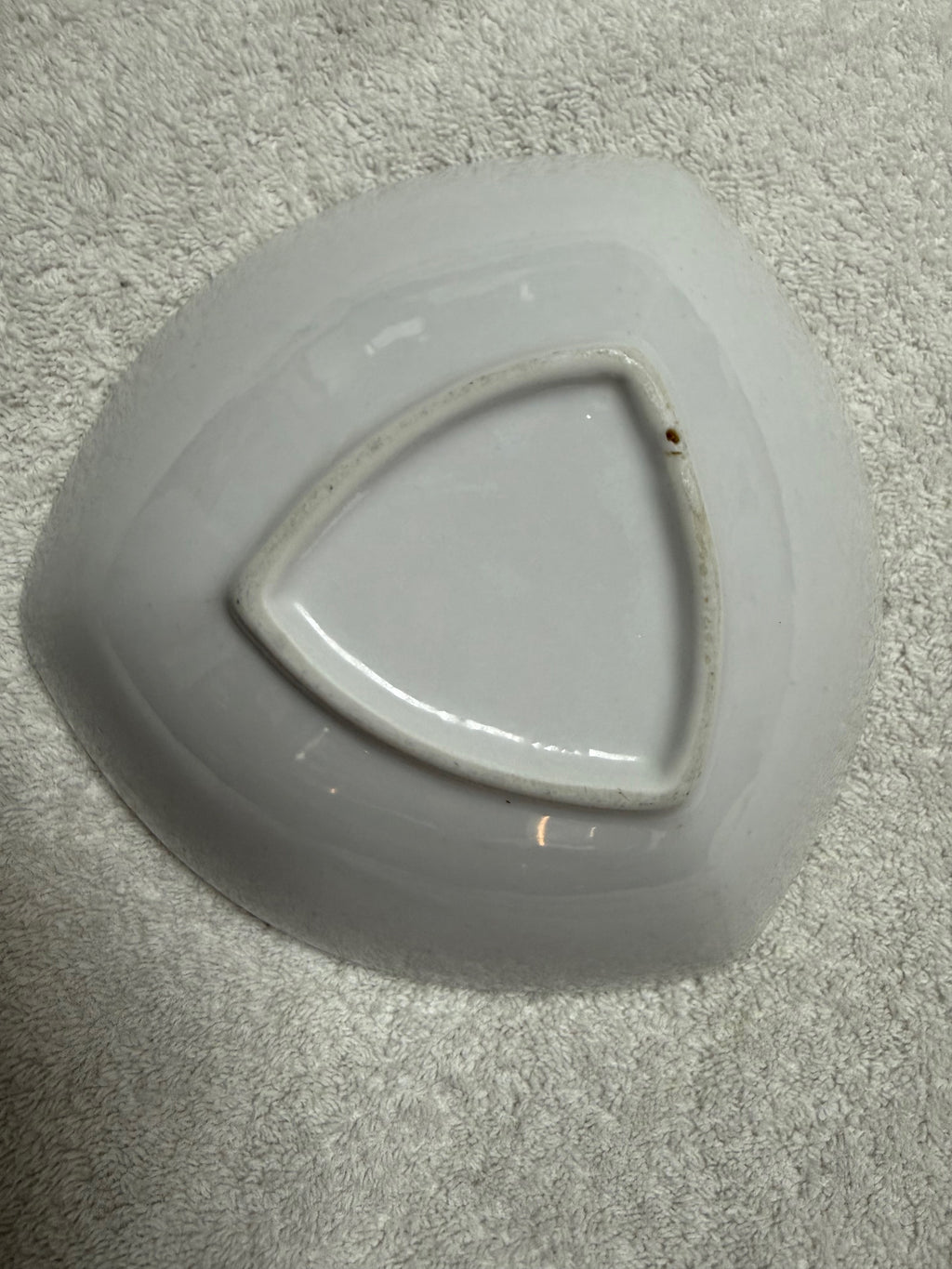 White Triangular Ceramic Bowl – Modern Design