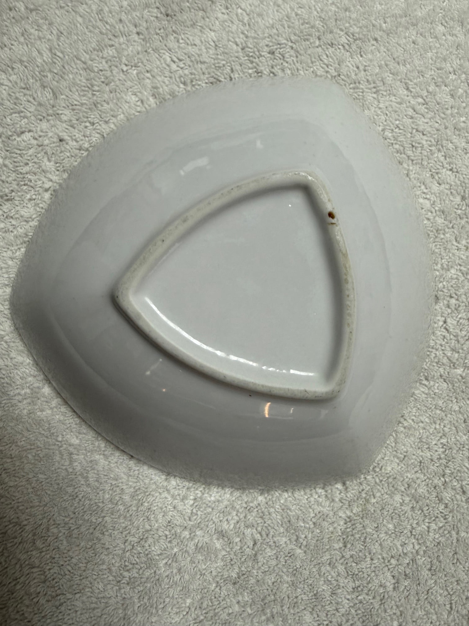 White Triangular Ceramic Bowl – Modern Design